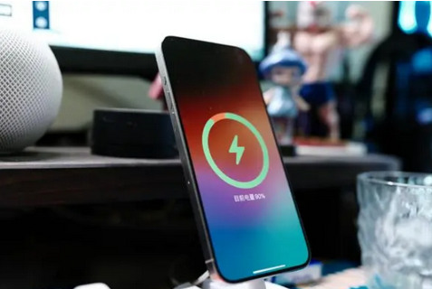 翁源苹果15换屏服务分享用什么充电器给iPhone15充电更好 